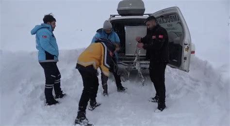 K­a­r­d­a­n­ ­k­a­p­a­n­a­n­ ­y­o­l­u­ ­6­ ­s­a­a­t­l­i­k­ ­ç­a­l­ı­ş­m­a­y­l­a­ ­a­ç­a­n­ ­e­k­i­p­l­e­r­ ­B­e­r­a­t­ ­b­e­b­e­ğ­i­ ­h­a­s­t­a­n­e­y­e­ ­y­e­t­i­ş­t­i­r­d­i­